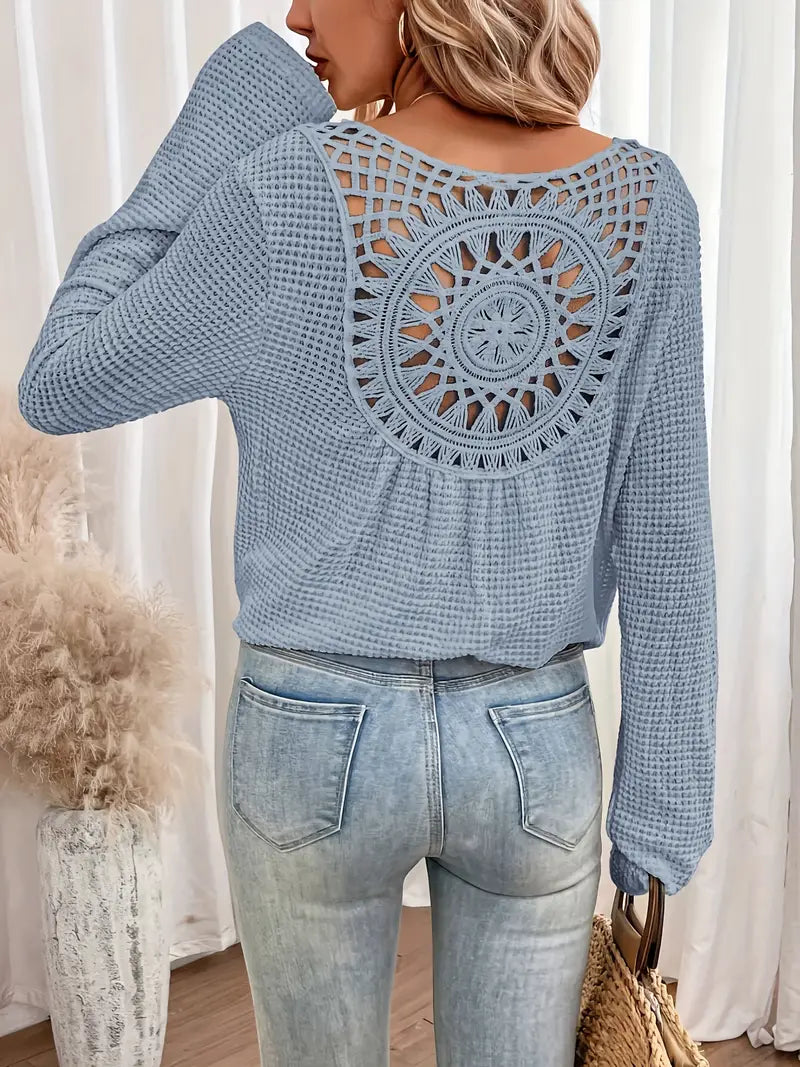 Damen Langarmshirt mit V-Ausschnitt und Häkelrückendetail | Boho