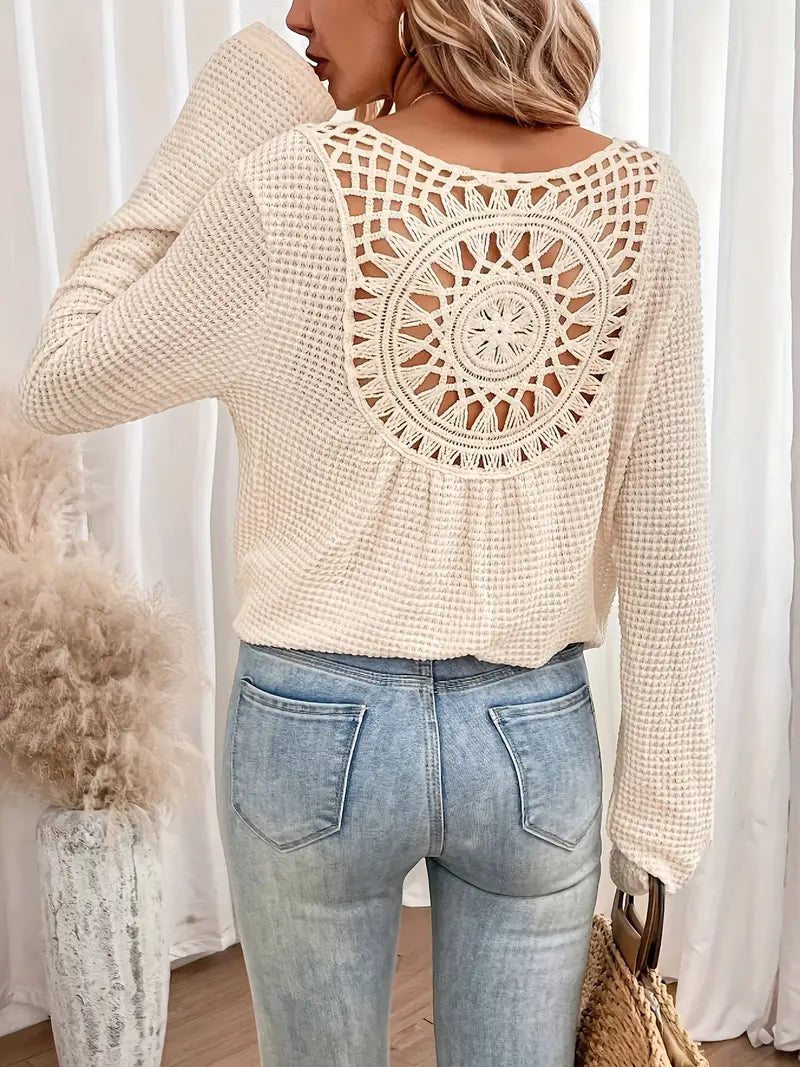 Damen Langarmshirt mit V-Ausschnitt und Häkelrückendetail | Boho